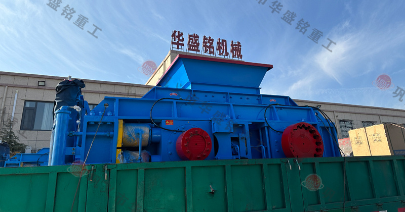 玄武巖粉碎成1-5mm用什么設(shè)備？推薦時(shí)產(chǎn)80噸對(duì)輥制砂機(jī)